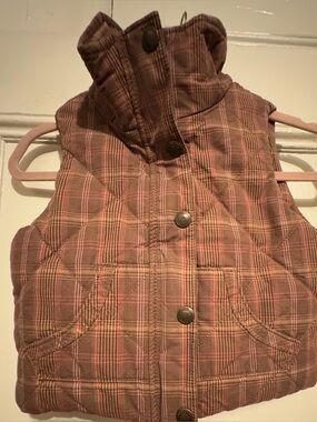 GAP Quilted Plaid Kids Vest in Brown and Pink. Size 4/7. XS-S.